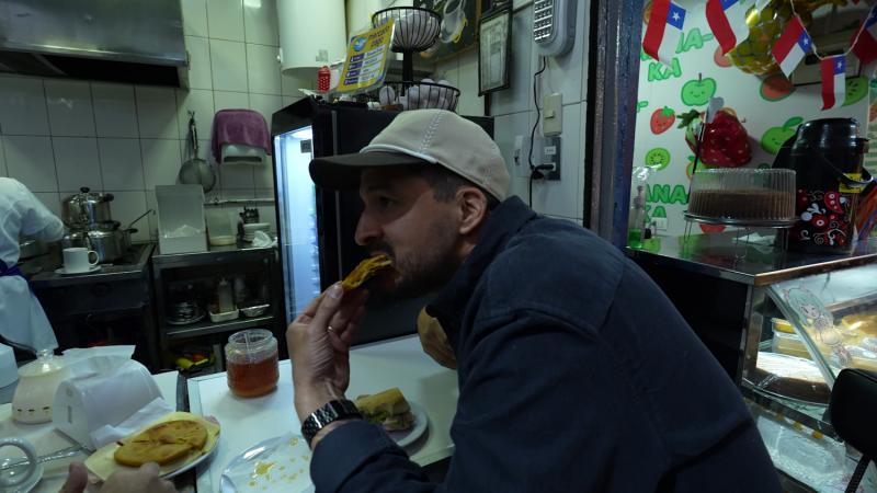 Eliseo Mella degusta menú de Desayunos Olguitas / 13C