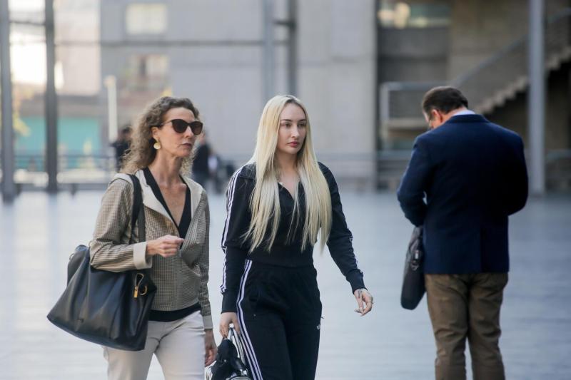 Fran Maira junto a su madre en el Centro de Justicia | Crédito: AgenciaUno