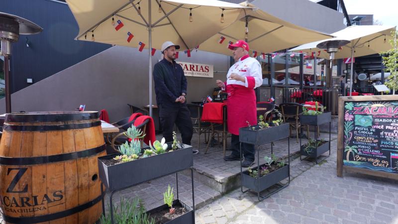 Eliseo Mella junto a Zacarías Alarcón, dueño del restaurante que lleva su nombre / 13C
