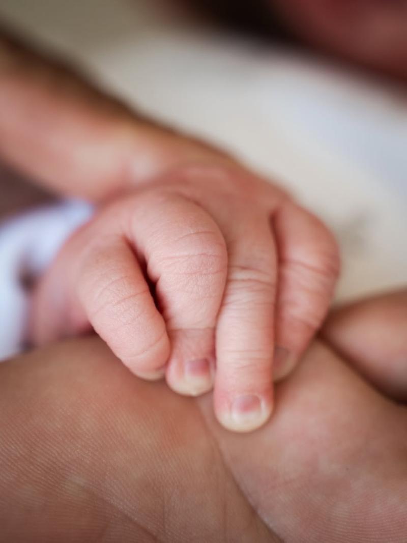 Tita Ureta y Spiro Razis anuncian el nacimiento de su hija | Crédito: Instagram @titaureta