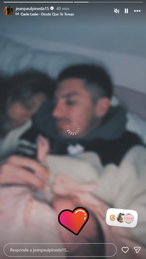 Jean Paul Pineda junto a su pequeña hija