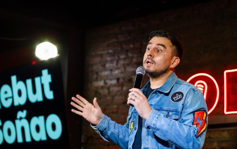 César Campos debutó en el stand up
