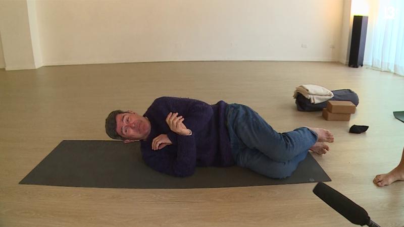 Marcelo Comparini realiza ejercicios de yoga / 13C