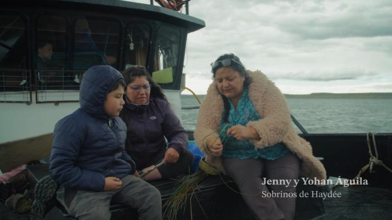 Haydée le enseña a sus sobrinos sobre el tejido kawésqar / Mujeres de Agua