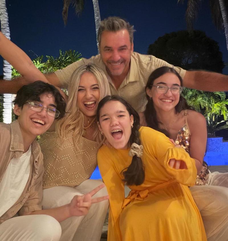 Ana Sol Romero junto a Douglas y sus hijos | Crédito: Instagram @douglaschile