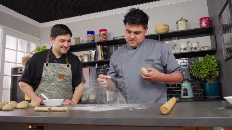 Nico Guzmán y Rodrigo Olate preparan baos proteicos / 13C