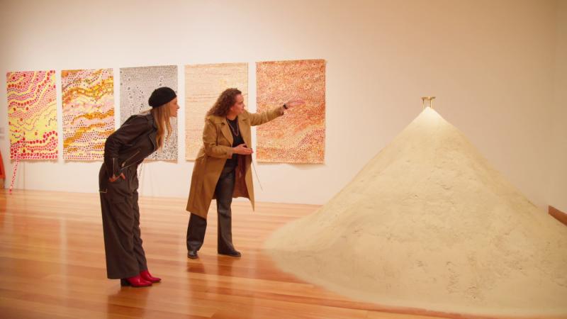 Nicole observa la obra "Tiempo Perdido" de la artista cubana Glenda León / 13C