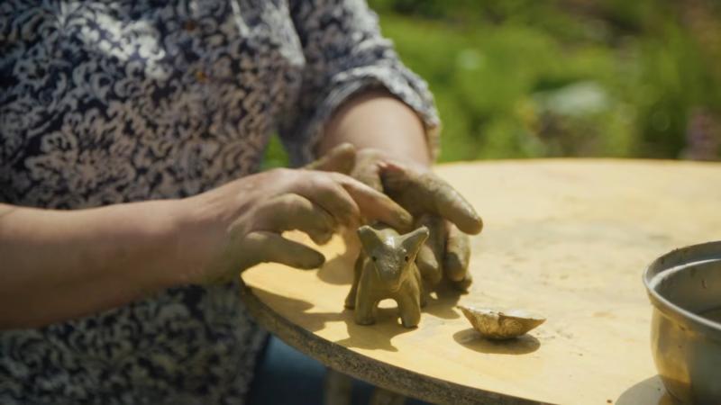 Elvia Ule Reymilla, cultora huilliche, hace figuras de greda/ 13C