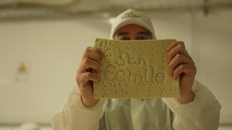 Nico Guzmán sostiene un pan de Pastelería y Panadería San Camilo / 13C