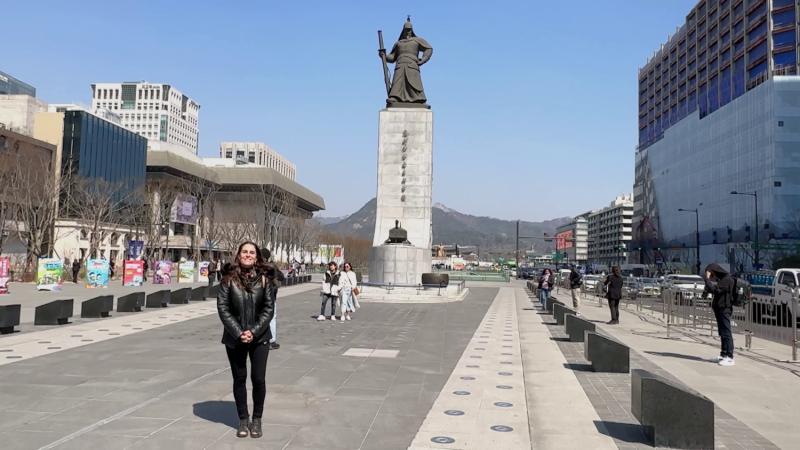 María Gracia Subercaseaux con la figura del Almirante Yi Sun-sin / 13C