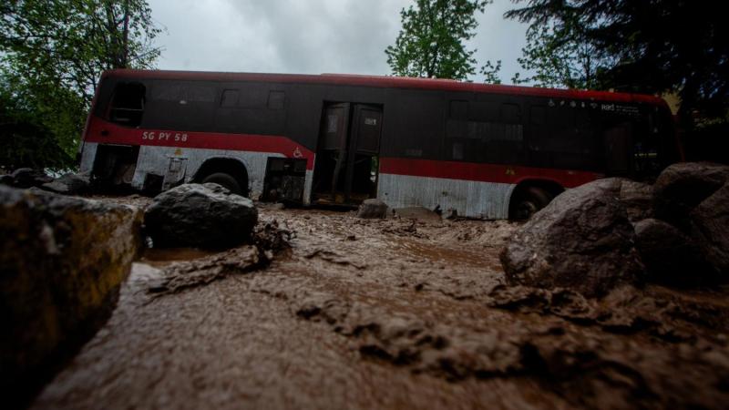 Metro de Santiago cierra estaciones por aluvión en Las Condes - Créditos: Agencia Uno