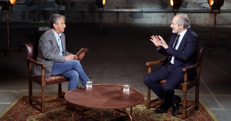Emilio Sutherland es el conductor de Grandes Reportajes del 13