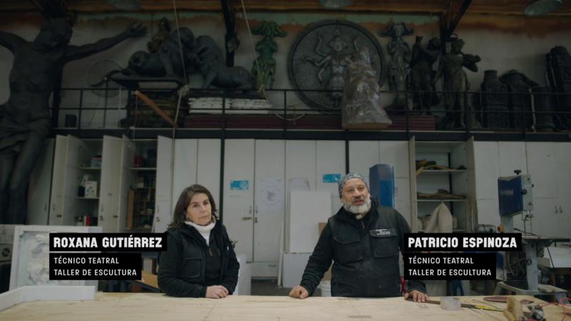 Roxana Gutiérrez y Patricio Espinoza, técnicos teatrales del taller de escultura / Teatro Abierto