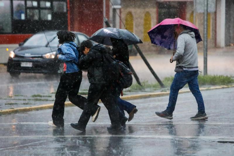 Tormentas eléctricas y lluvias en Santiago - AgencIA Uno.