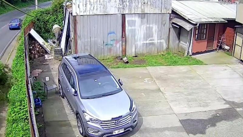 Auto se salvó de deslizamiento en Lota