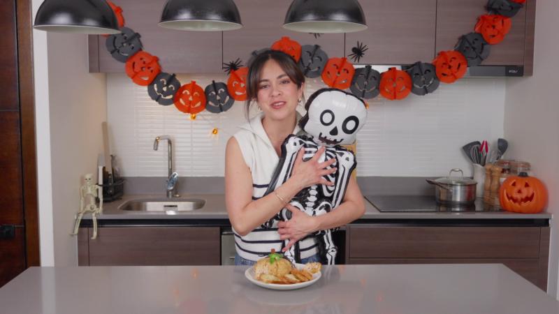 Lorena Salinas prepara un picoteo de queso con forma de calabaza y con frutos secos / 13C