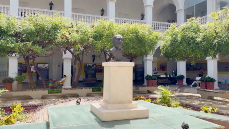 Monumento que salvaguarda cenizas de Mural de Gabriel García Márquez en Colombia / 13C
