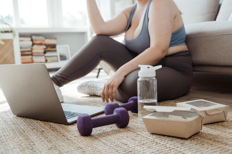 Mujer con elementos para hacer deporte y comida / Pexels