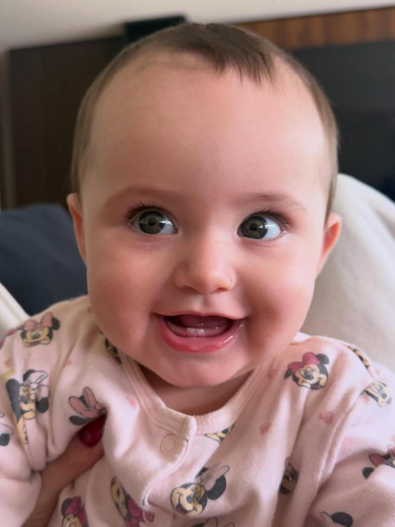 Mía Ignacia, hija de Sammis Reyes y Emilia Dides | Crédito: Instagram @emiliadides