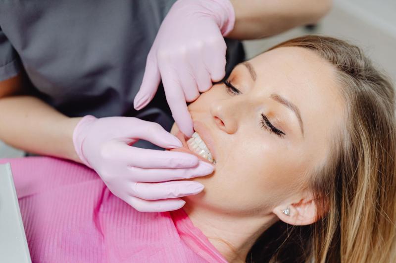 Mujer en dentista / Pexels