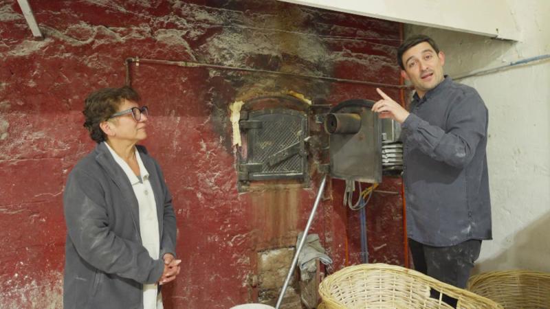 NicCecilia, dueña de Panadería La Superior y Nico Guzmán junto a un antiguo horno chileno/ 13C
