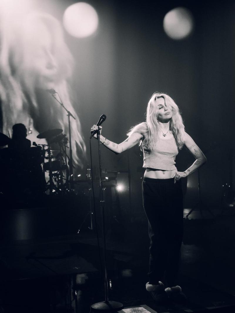 Miley Cyrus se emocionó en un concierto al recordar a Dolly Parton | Crédito: Instagram @miley