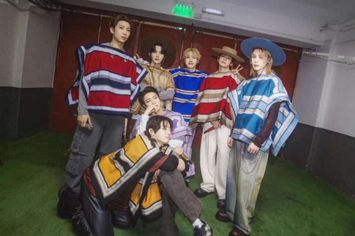 BTS agotó las mantas de huaso chileno que usó en su concierto | Crédito: Instagram @btsoficialchile