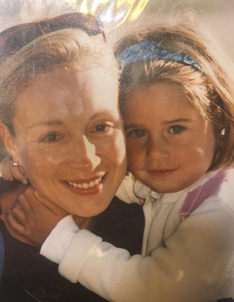 Karen Doggenweiler saluda a su hija mayor en su cumpleaños | Crédito: Instagram @karendtv