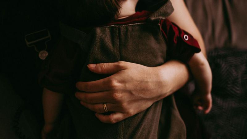 Buscan voluntarios para abrazar bebés - Créditos: Pexels