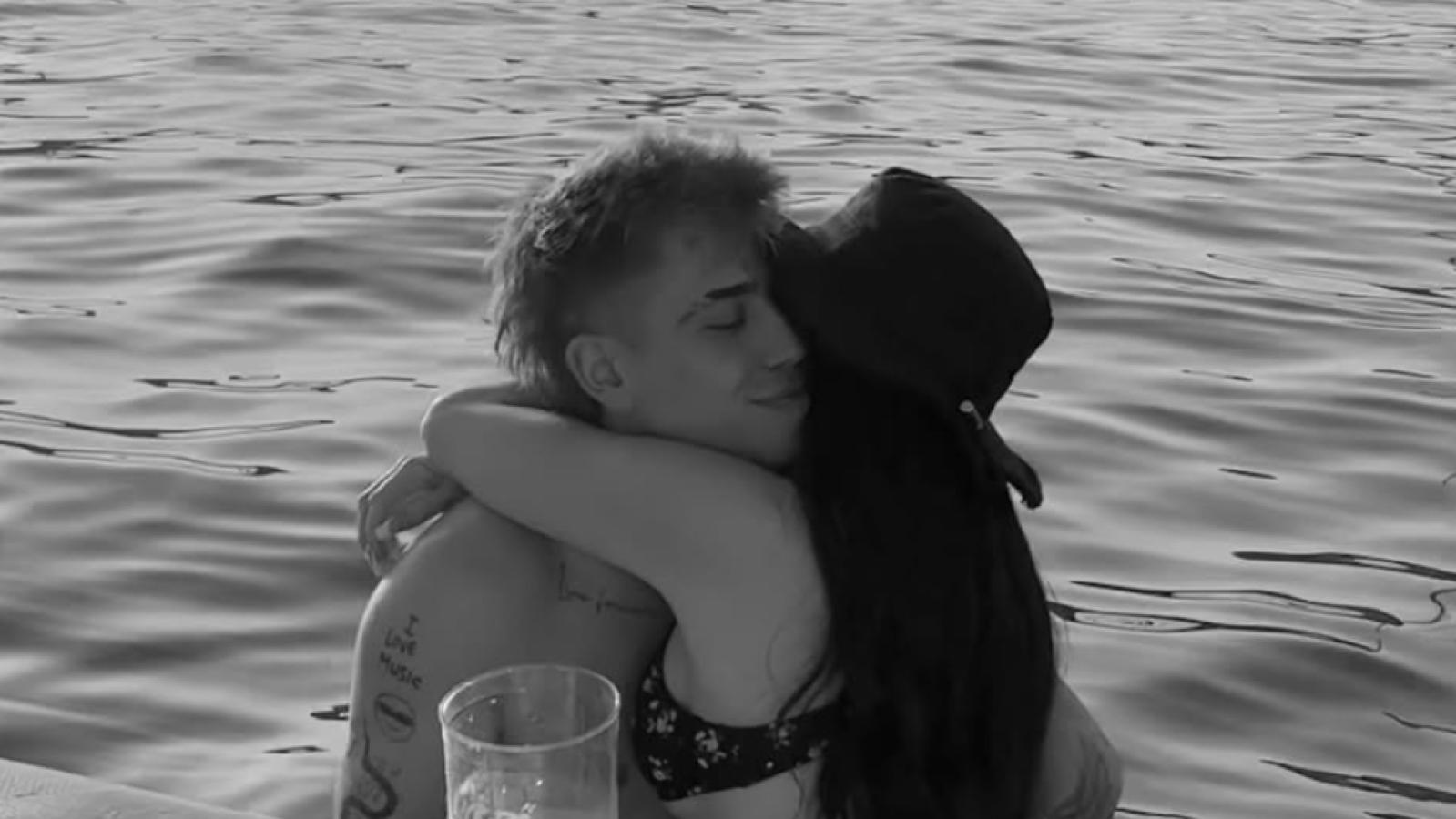 Pareja de cantantes habría terminado su relación: ella estaría destrozada
