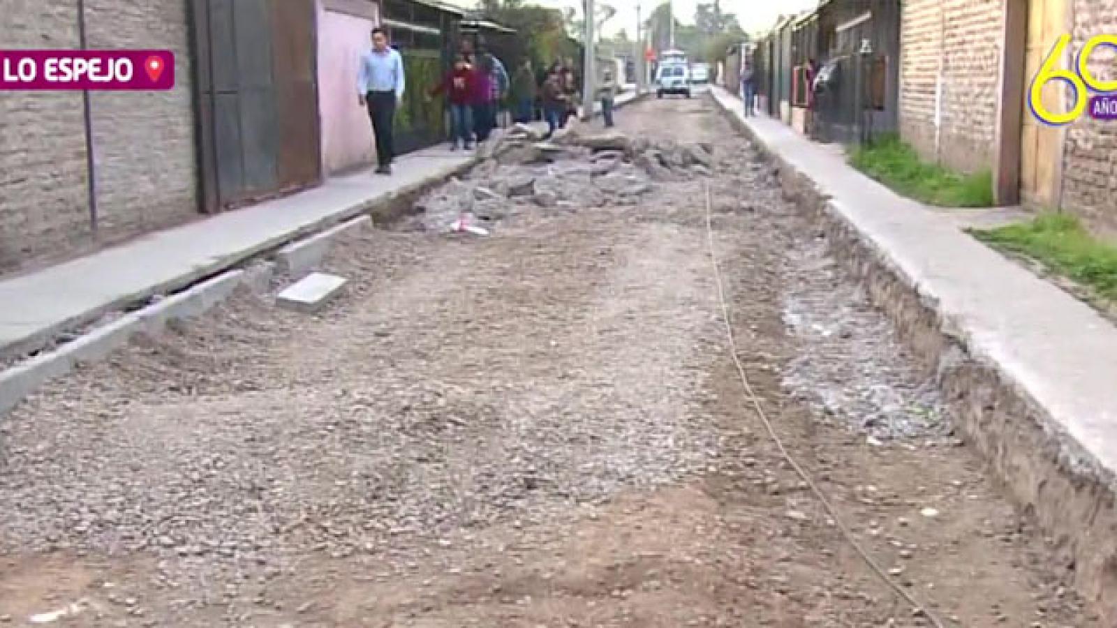 Retraso en arreglos de calle tiene indignado a los vecinos | 13.cl