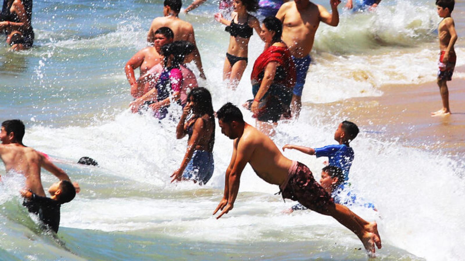Niños bañándose - Créditos: Agencia Uno