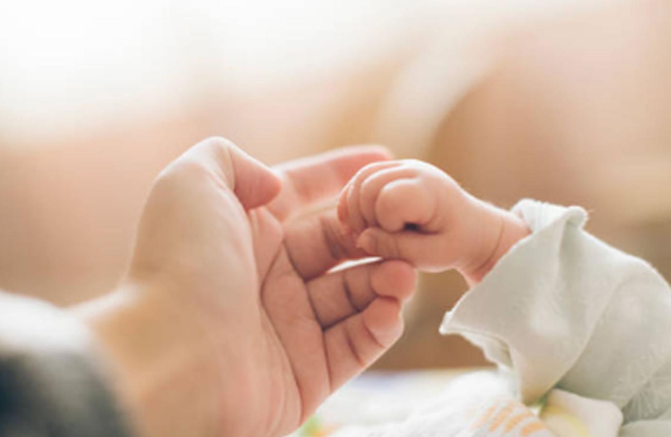 Mano de bebé tomada - Créditos: Pixabay