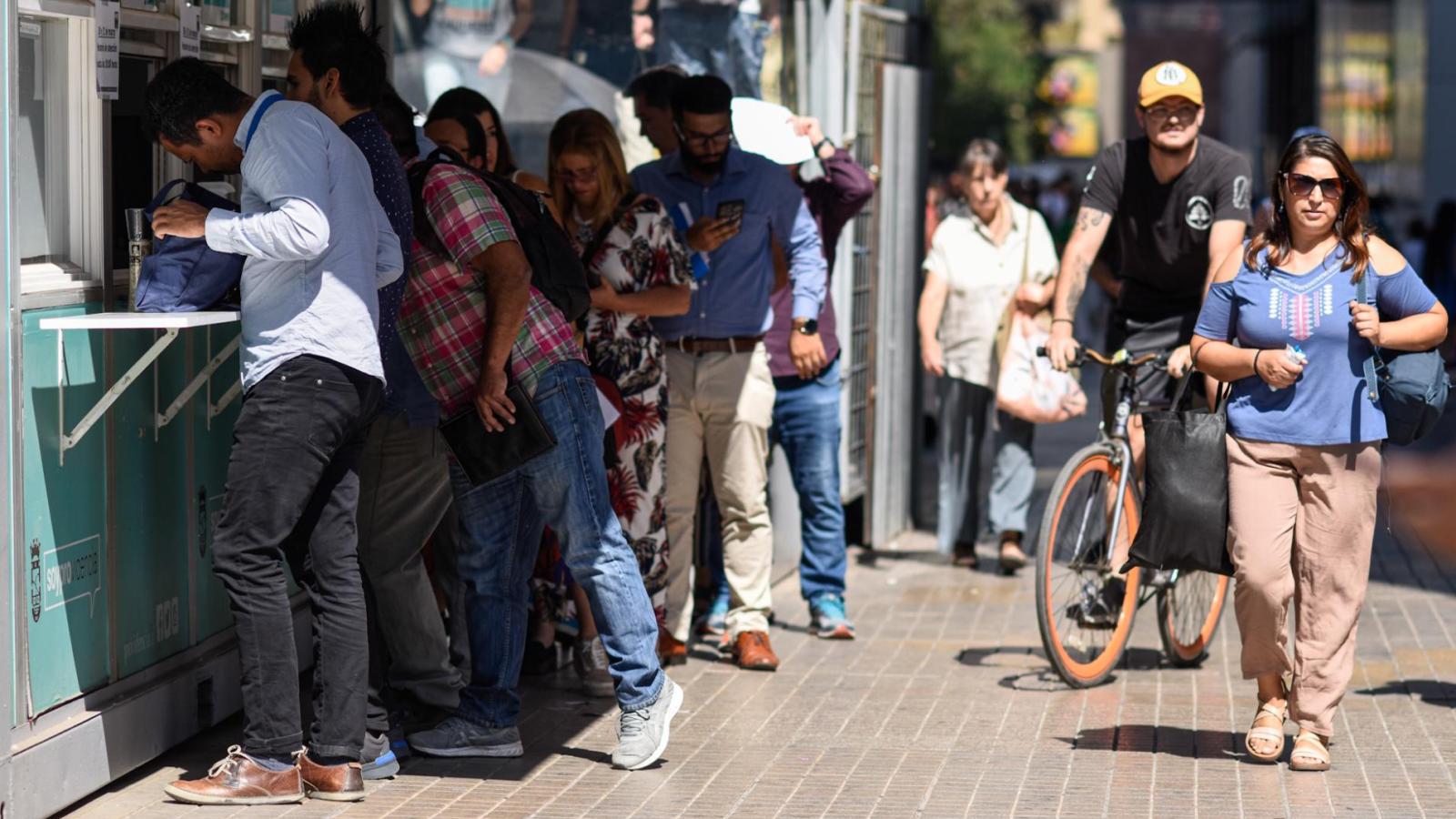 Personas haciendo el pago del permiso de circulación - Créditos: Agencia Uno