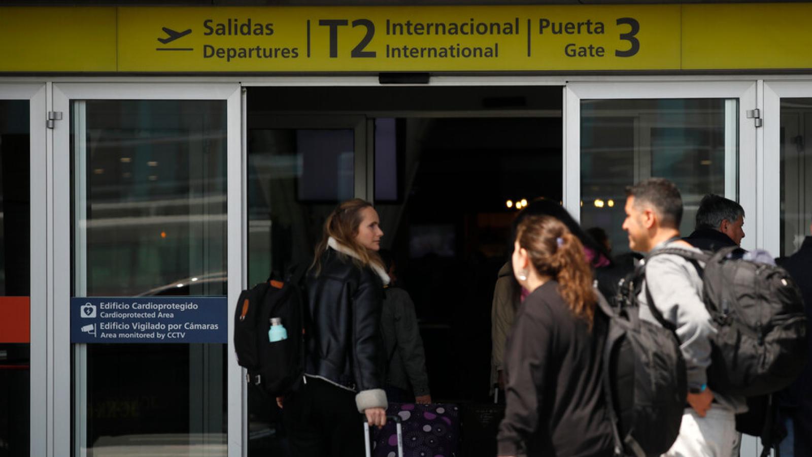 Chilenos adoptados irregularmente vuelven al país para reencontrar a sus familias biológicas