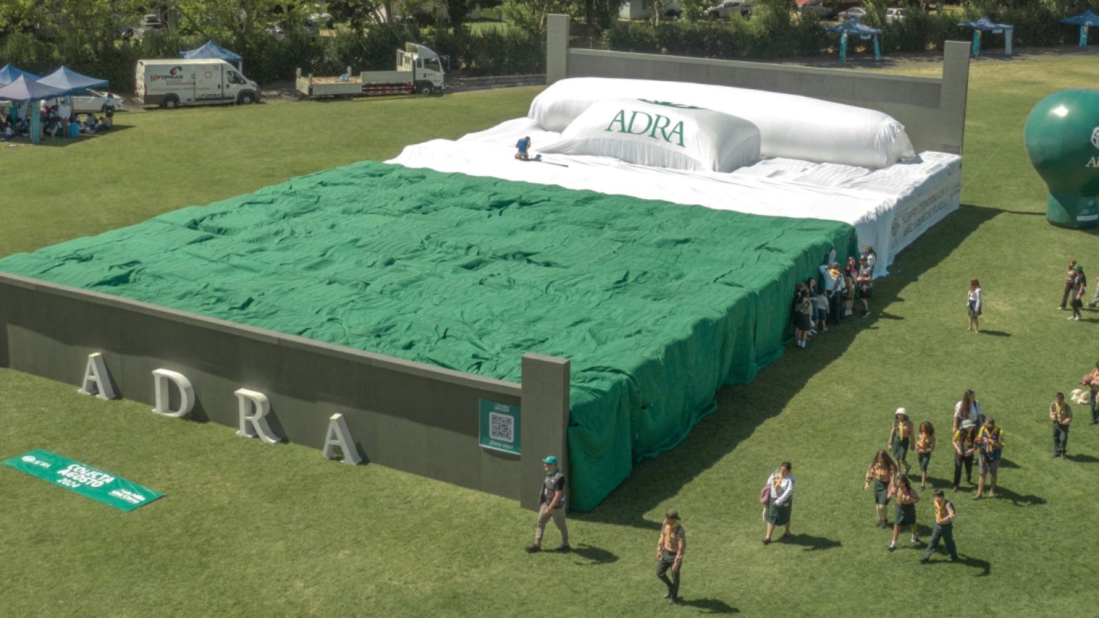 La cama más grande del mundo en Chillán - ADRA