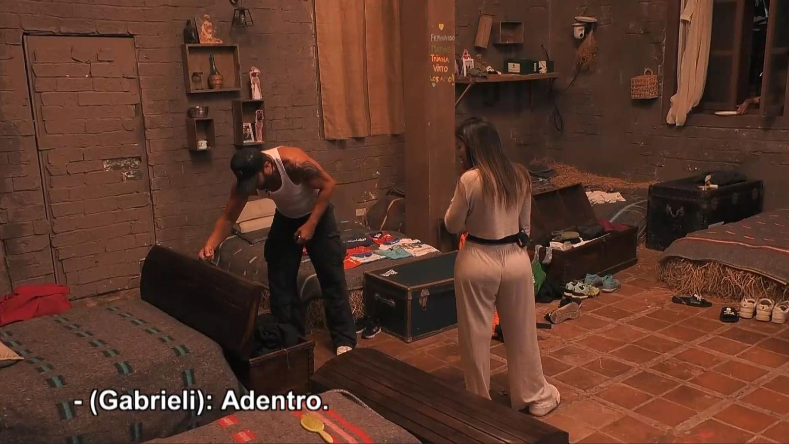 Arturo Longton revisa su baúl en Tierra Brava