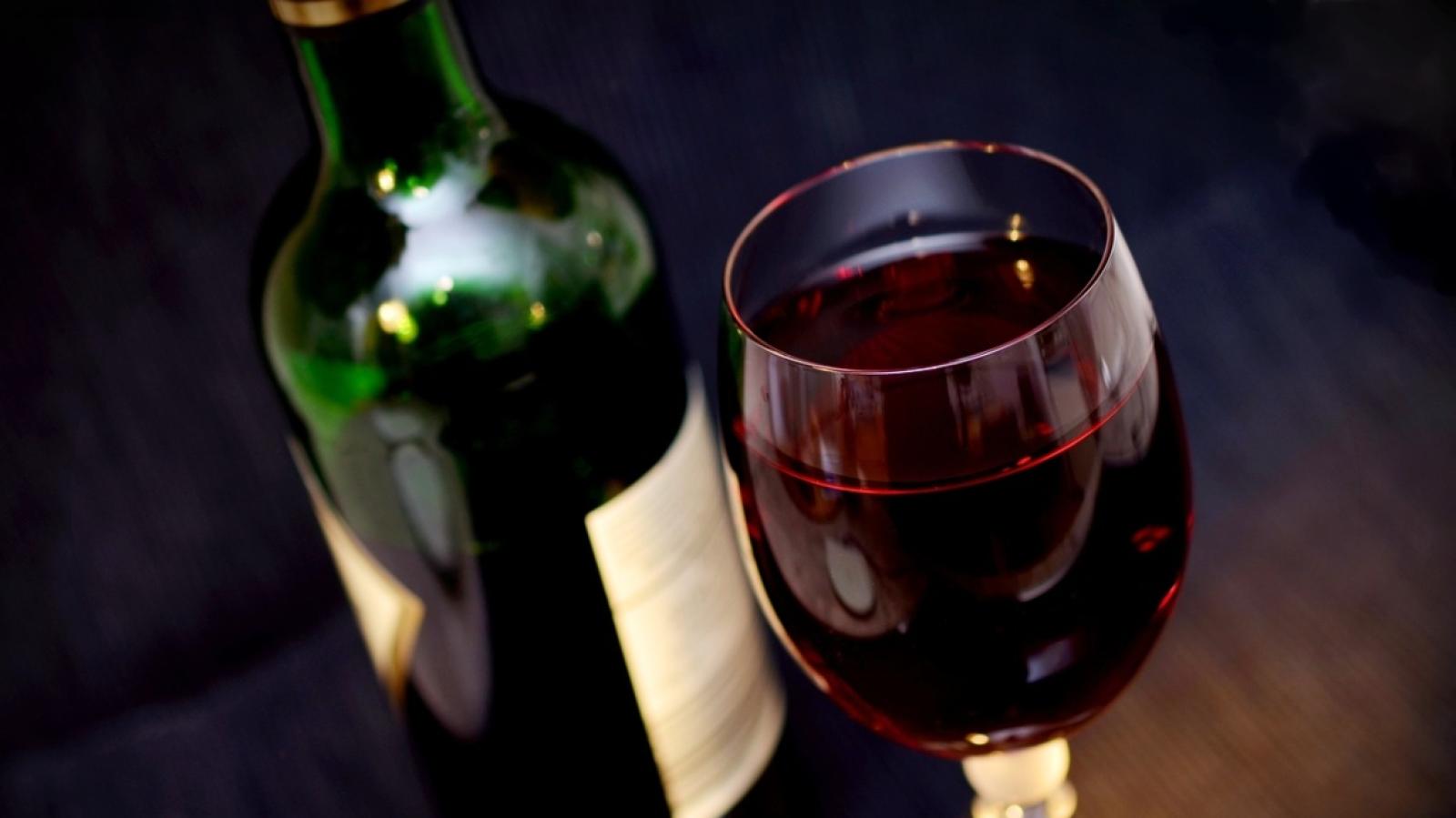 Hombre roba 7 mil botellas de vino