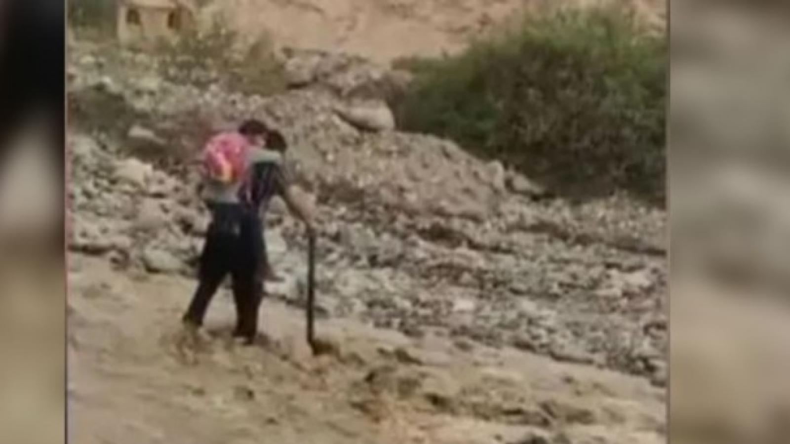 Profesor carga a alumna - Créditos: Captura