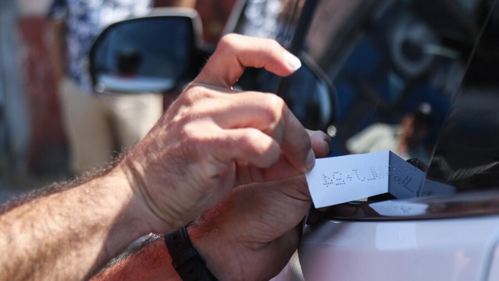 Ley de grabado de patente en vidrios y espejos: ¿Qué vehículos no están obligados?