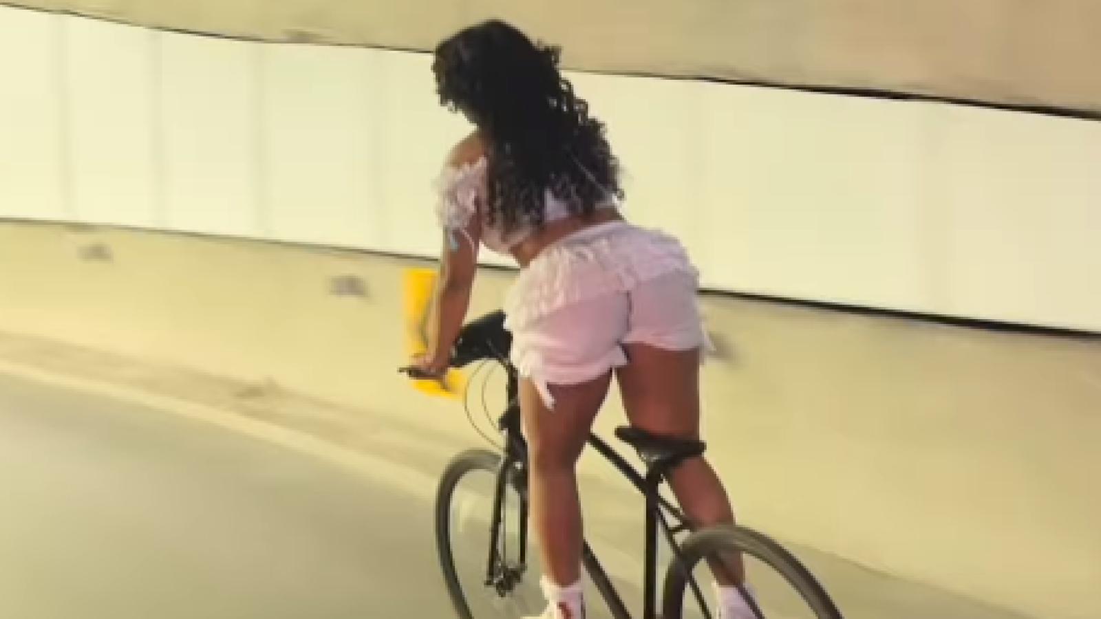 SZA anduvo el la madrugada en bicicleta - Créditos: Captura