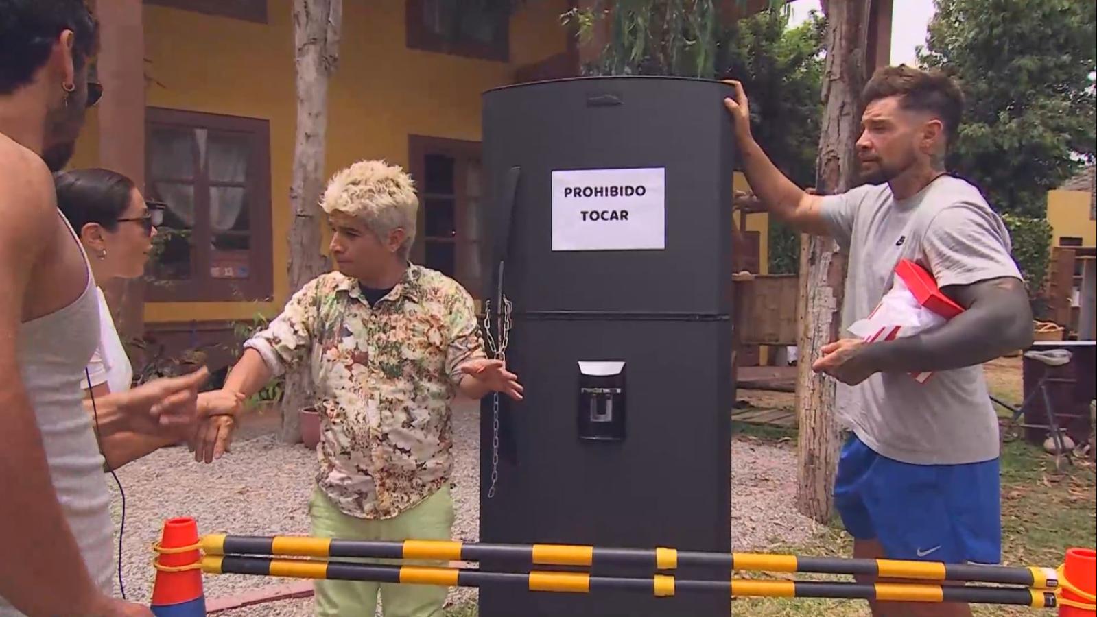 Chino les lleva un nuevo refrigerador a Tierra Brava