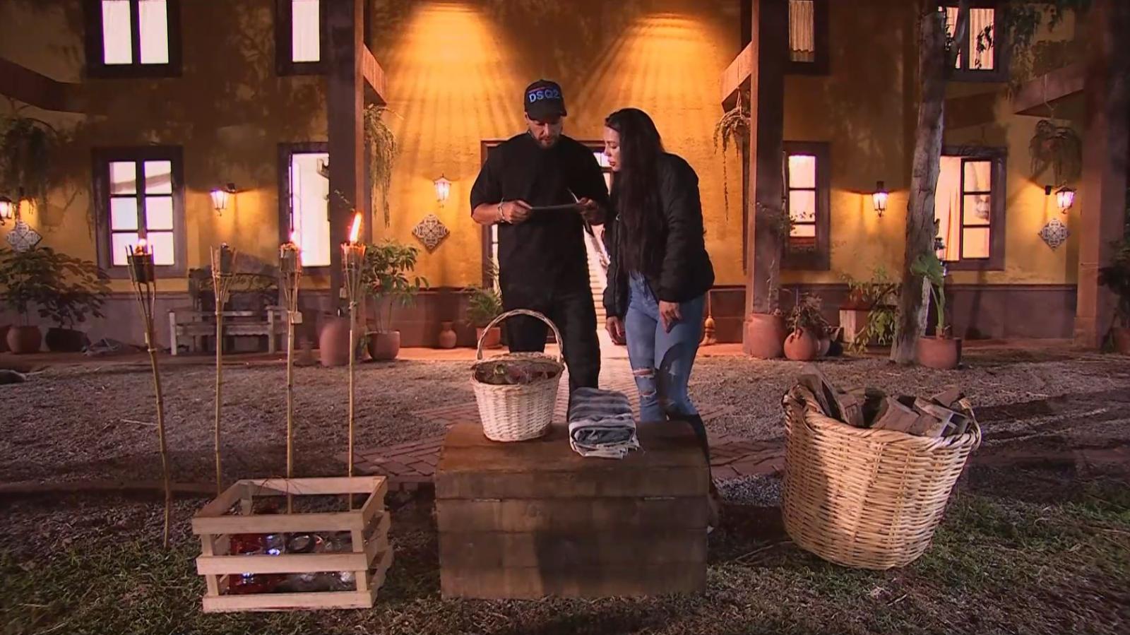 Luis Mateucci y Daniela Aránguiz reciben un regalo de la producción