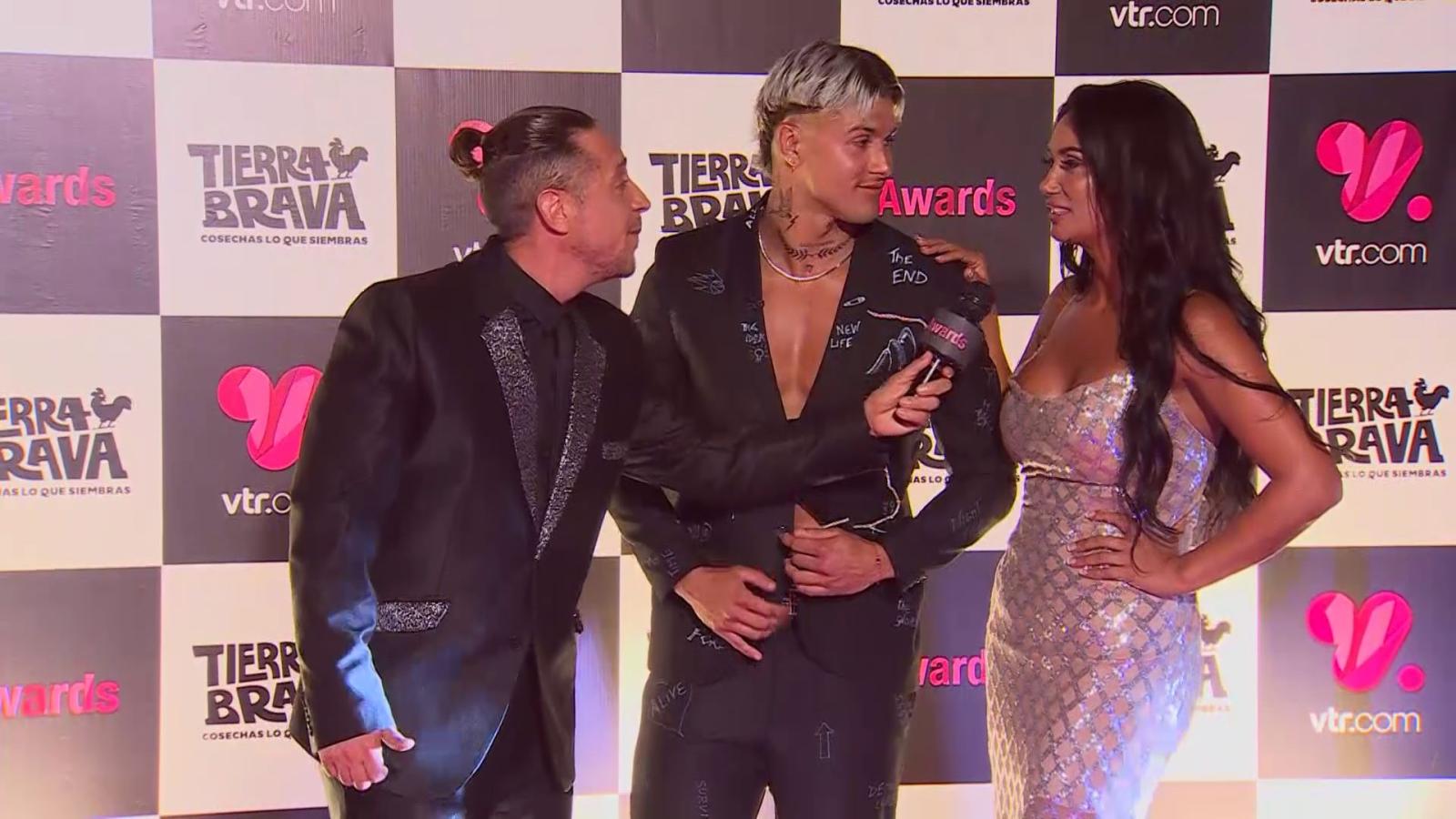 Matías Vega junto a los reyes de Tierra Brava, Nico Solabarrieta y Pamela Díaz