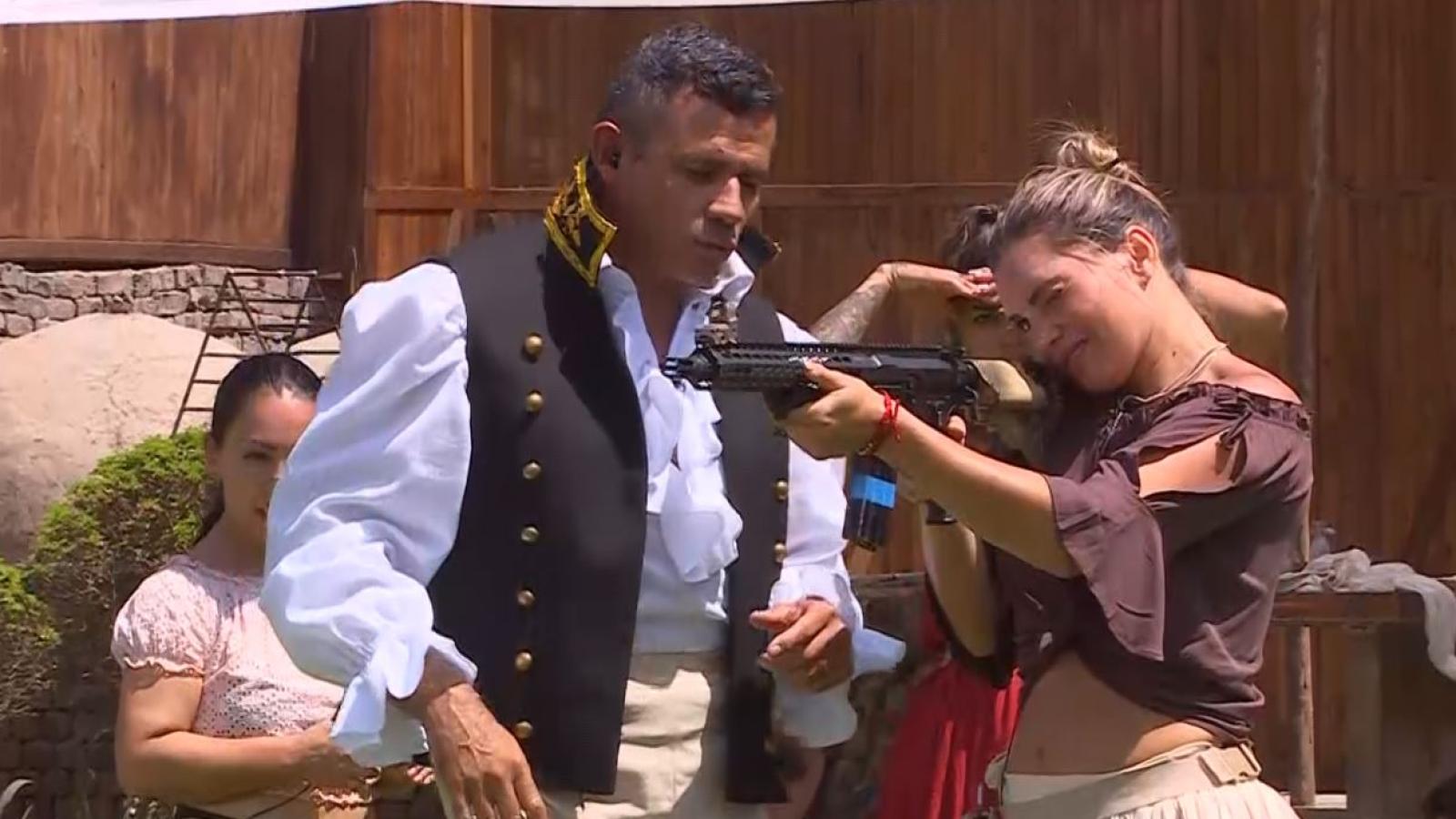 Faloon dispara un arma en Ganar o Servir