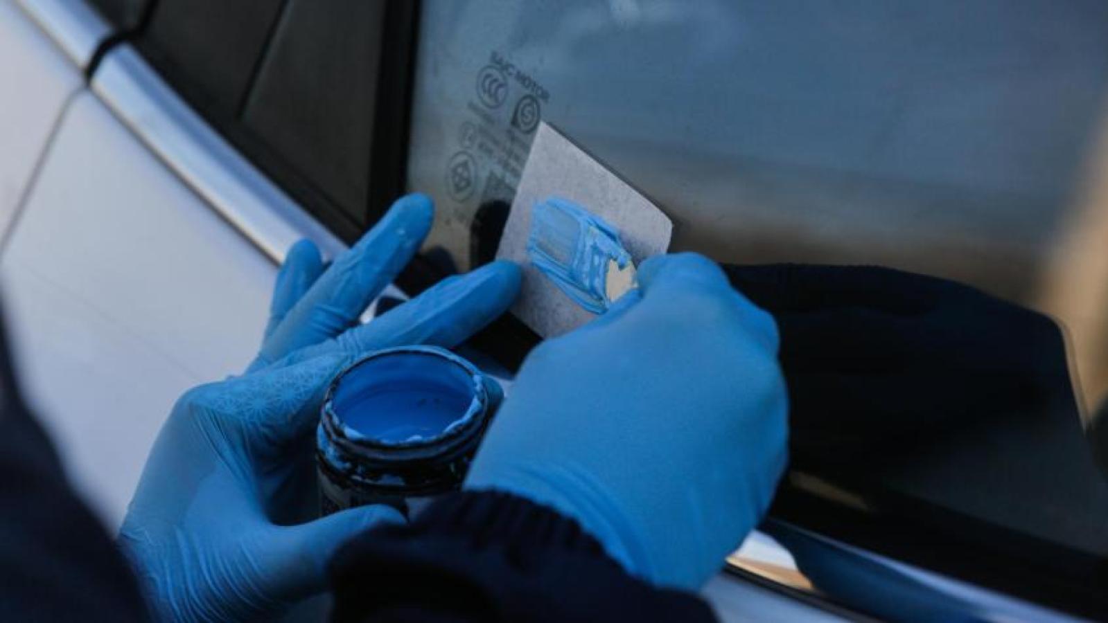 Estas son las multas para los que no graben la patente en vidrios y espejos - Agencia UNO