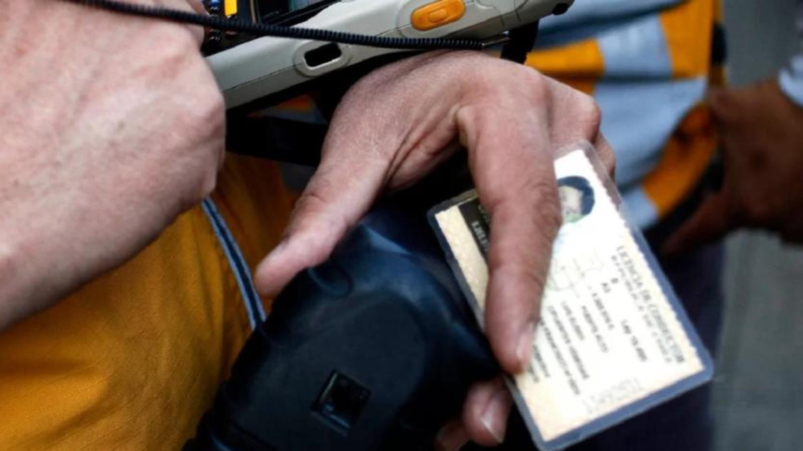Estas son las multas que puedes recibir por conducir sin licencia de conducir - Agencia UNO