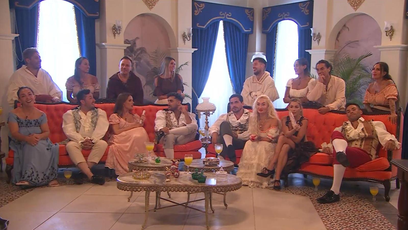 El elenco de Ganar o Servir ríe por una broma