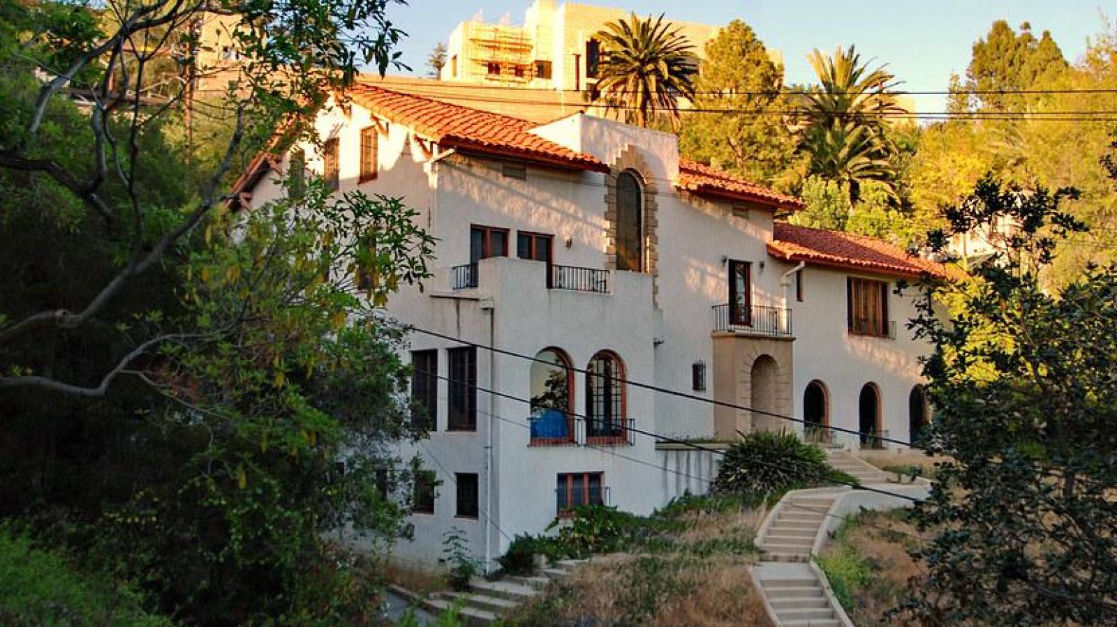 Casa 2475 Glendower Place