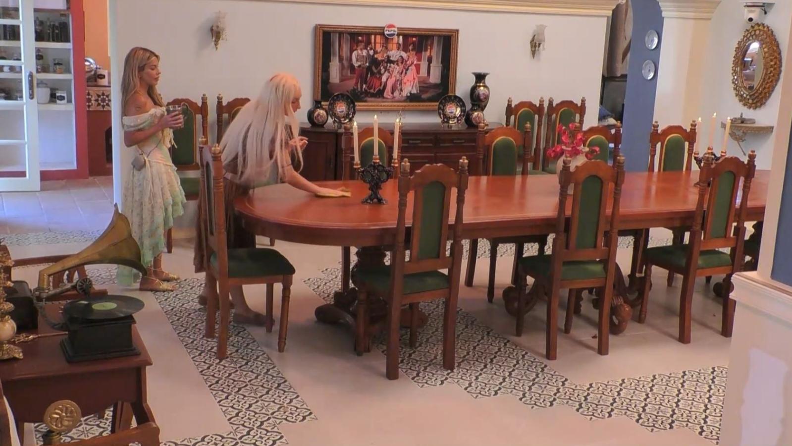 Fran Maira limpia la mesa de los señores de Ganar o Servir